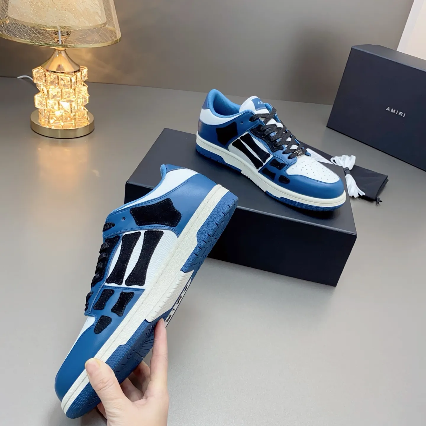 p580🐮🐮AMIRI Couple Style👑 The latest The Pacific Series Couple Style💀🦴Bone Stars Casual Sports Shoes Skateboard Shoes✔️ AMIRI's Pacific shoes are a sneaker that combines luxury and street style. Many celebrities and Internet celebrities have the same style. Its design and workmanship are very exquisite. Made of high-grade cow leather, soft to the touch and highly durable. 💎Fabrics: Original custom imported first-layer cowhide 💎Inner lining: Original customized breathable mesh 💎Foot: Original injection molded one-piece, comfortable, wear-resistant and not tiring for feet 💎Outsole: Original 1:1 molded three-color sole Original outsole 💎Sole thickness: 3CM 💎Size: Female 35-40 Male 39-46 💎Price; Top version 👑Special remarks Remark: (Female size 34 40 . Men's sizes 38 45 46 are customized and cannot be returned or exchanged. Please note when ordering! Thank you🤝🤝